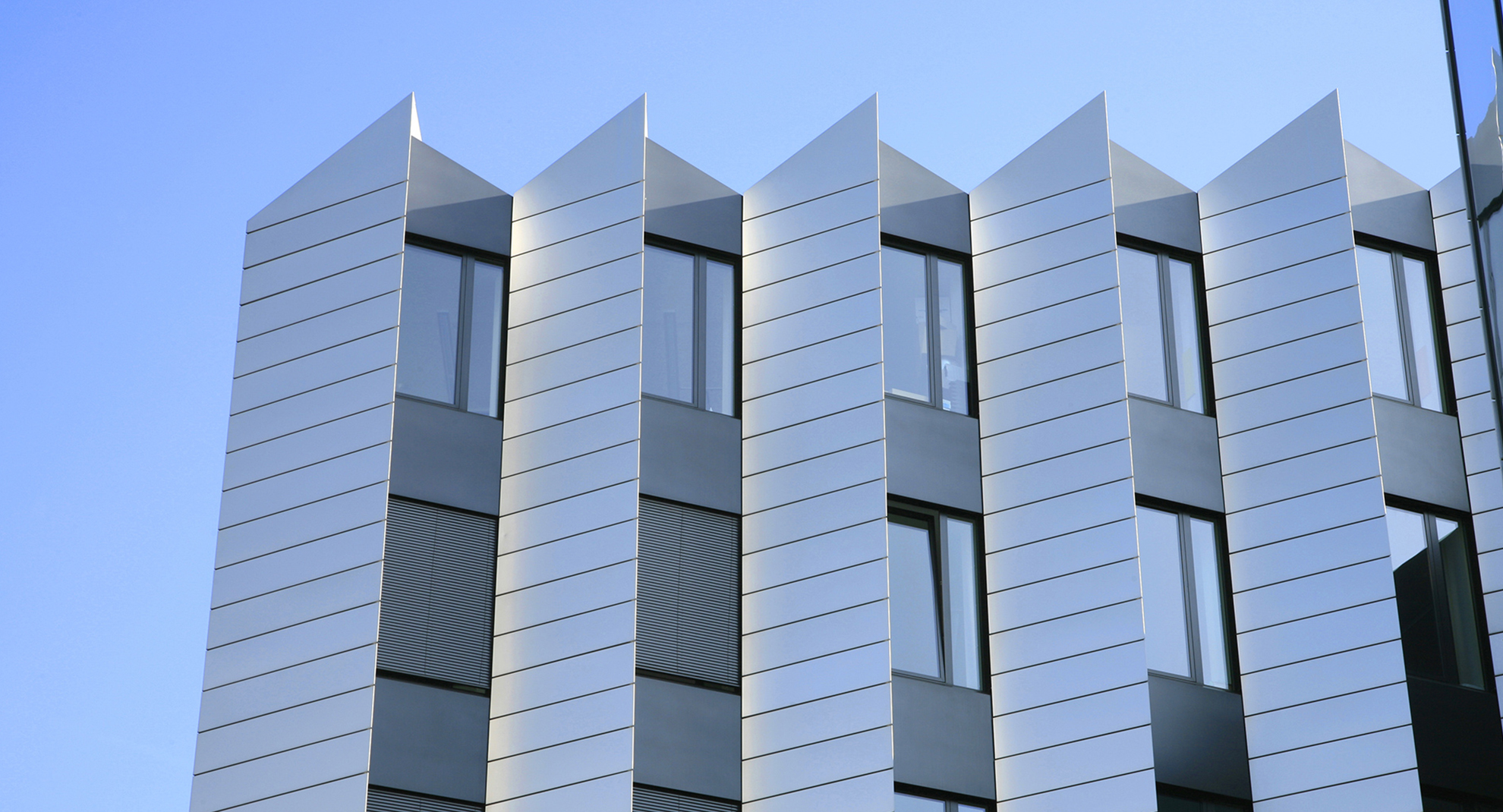Frankfurt_Westhafen_Finanz_Hochhaus_Modern_Futuristisch_Sommer_Fotodesign